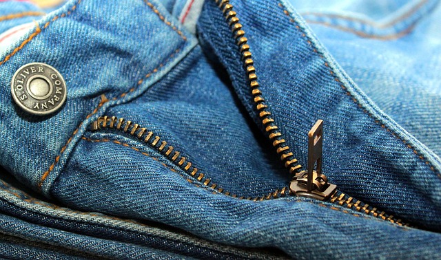 zip na džínech.jpg
