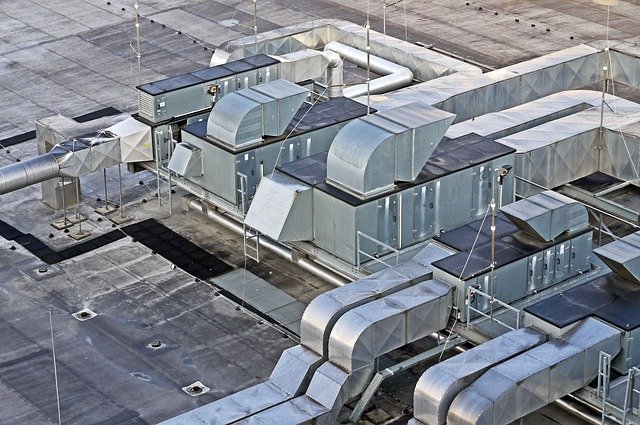 střecha haly s větráním.jpg